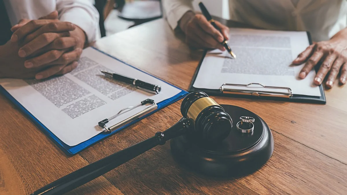 Do I Have to Submit Paystubs to the Court in a Dissolution?